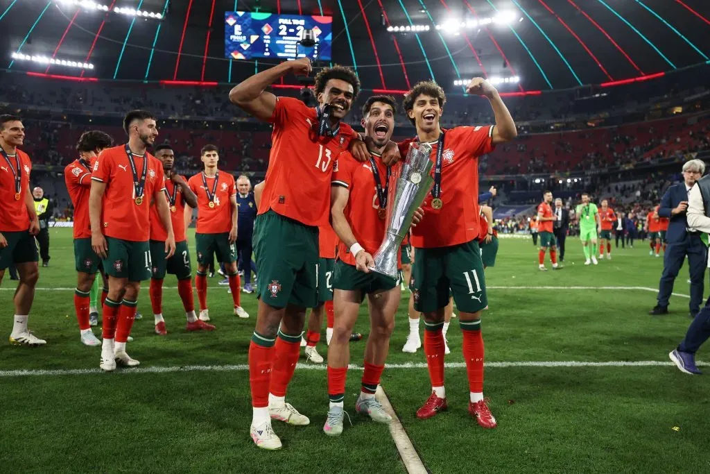 Renato Veiga, Pedro Neto e João Félix, jogadores do Chelsea, a celebrarem juntos a conquista da Nations League. Foto: Lars Baron/Getty Images.
