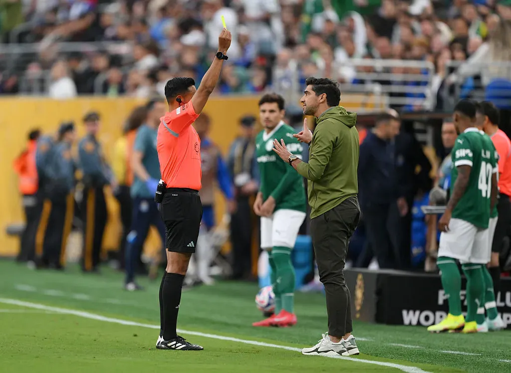 Abel Ferreira, treinador do Palmeiras, levou amarelo na segunda parte. Foto: Getty Images