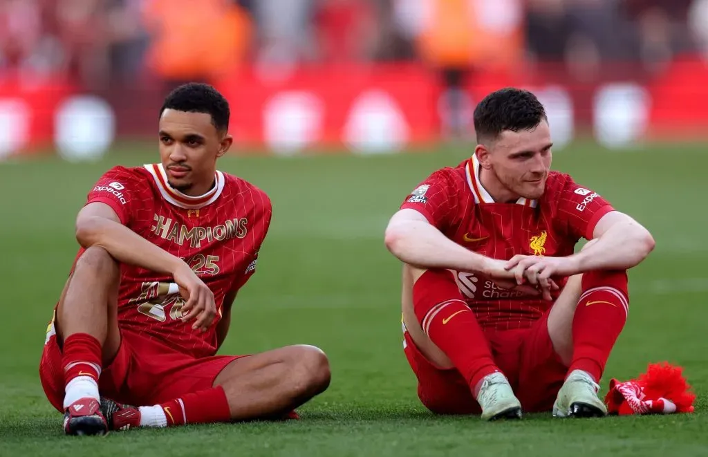 O Liverpool já perdeu Alexander-Arnold (à direita) e poderá agora ver sair o outro lateral que marcou uma era em Anfield, Andrew Robertson. Foto: Carl Recine/Getty Images