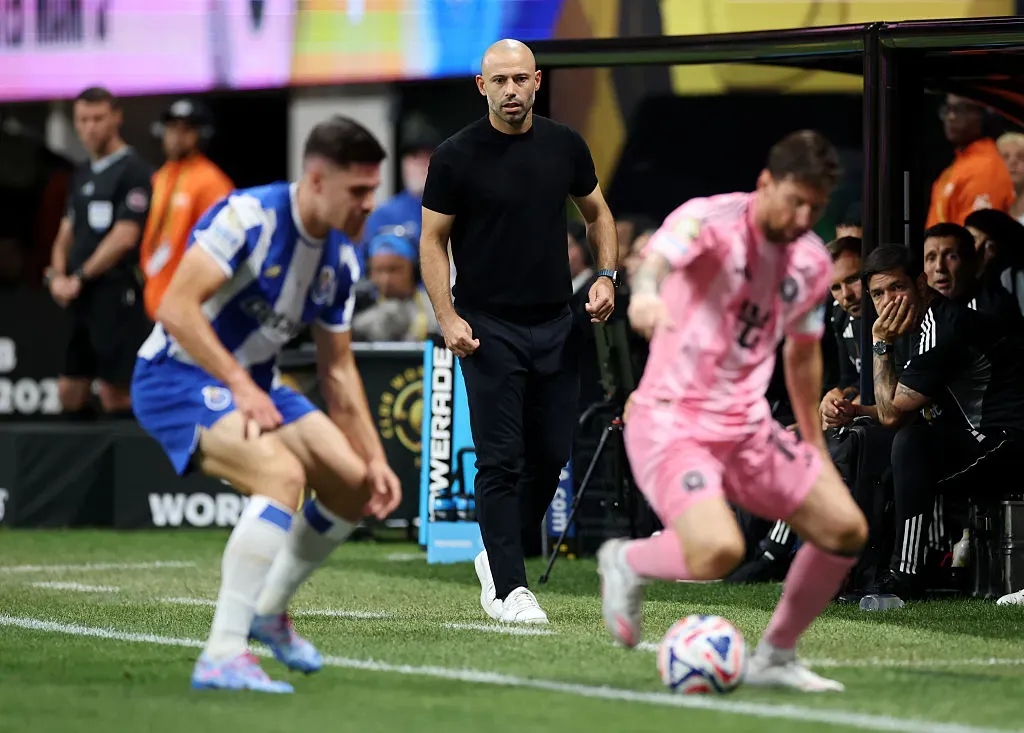 Mascherano a acompanhar Messi em Inter Miami x FC Porto. Foto: Getty Images