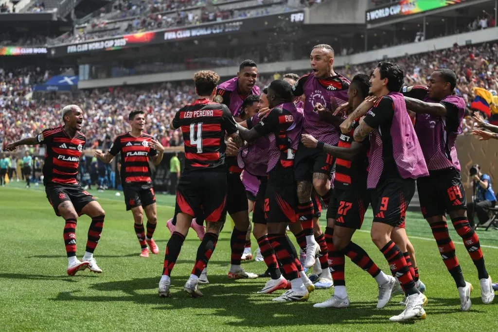 A festa do Flamengo, após o seu terceiro golo no jogo. Foto: David Ramos/Getty Images.
