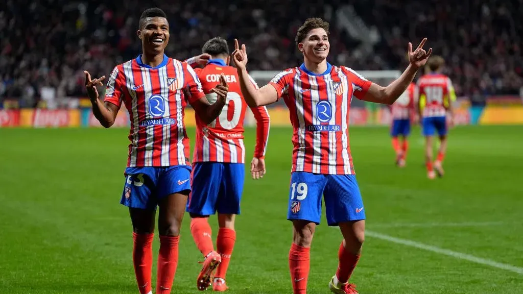 Reinildo e Alvarez celebrando a virada do Atlético de Madrid. Foto; Getty Images