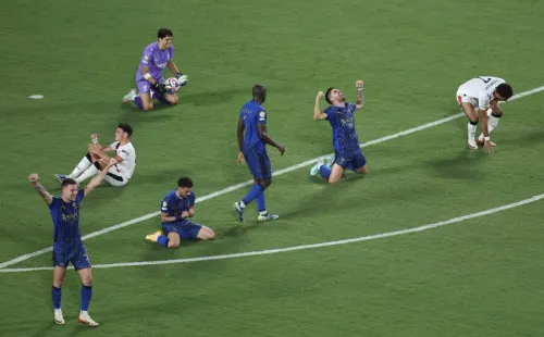 As emoções do futebol numa imagem: a alegria de uns e a tristeza de outros. Foto: Megan Briggs/Getty Images.