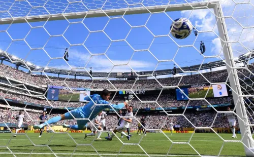 Courtois teve que ir buscar a bola à sua baliza por quatro vezes. Foto: David Ramos/Getty Images.