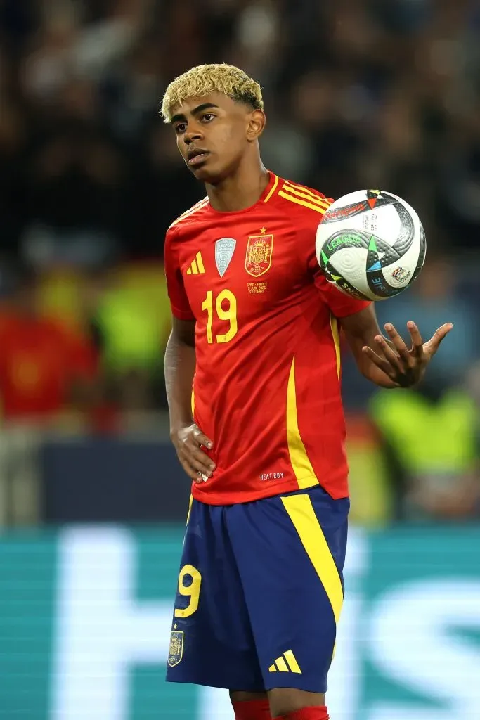 Yamal com a camisola da seleção de Espanha. Foto: Alexander Hassenstein/Getty Images.