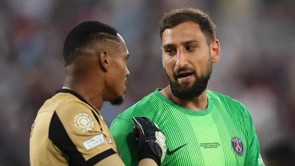 John à conversa com Donnarumma, após o Botafogo x PSG. Foto: Stu Forster/Getty Images