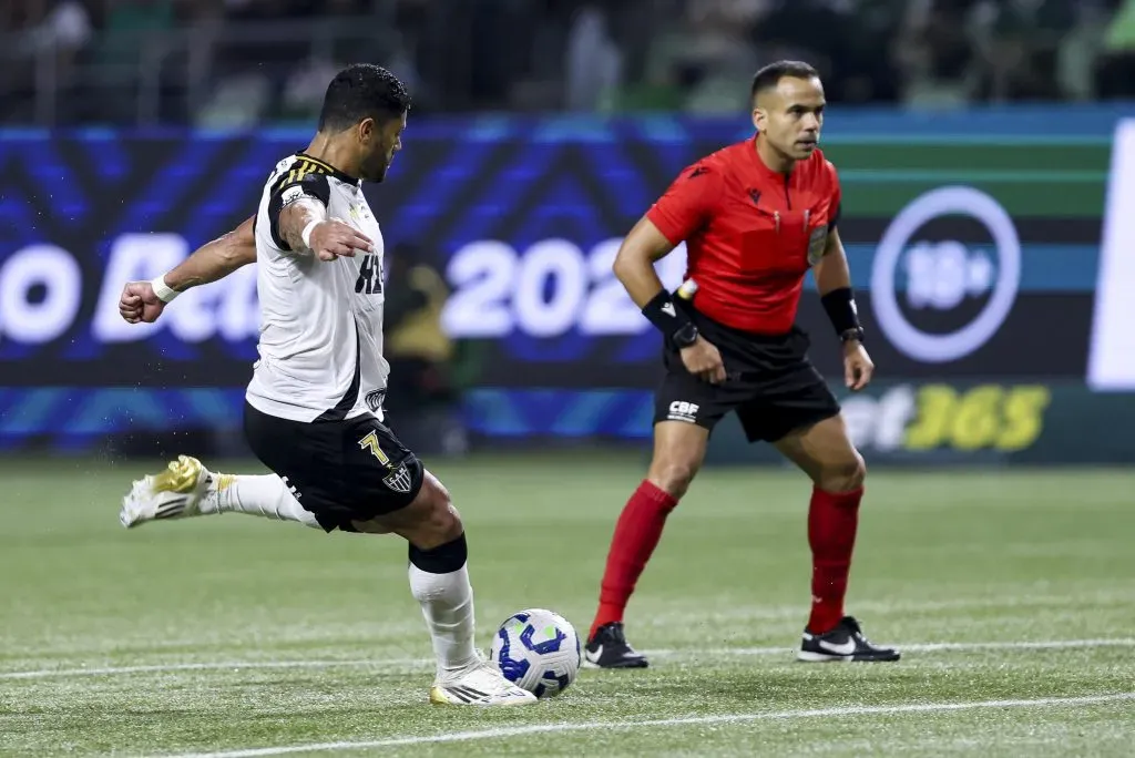 Hulk marcou dois golos de livre no Palmeiras x Atlético Mineiro. Foto: Getty Images