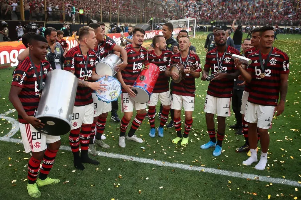 A festa de Rafinha (ao centro) e dos colegas, após vencerem a Libertadores. Foto: Raul Sifuentes/Getty Images.