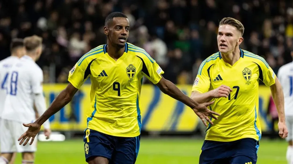 Alexander Isak joga com Viktor Gyokeres, na seleção da Suécia. Foto: Michael Campanella/Getty Images