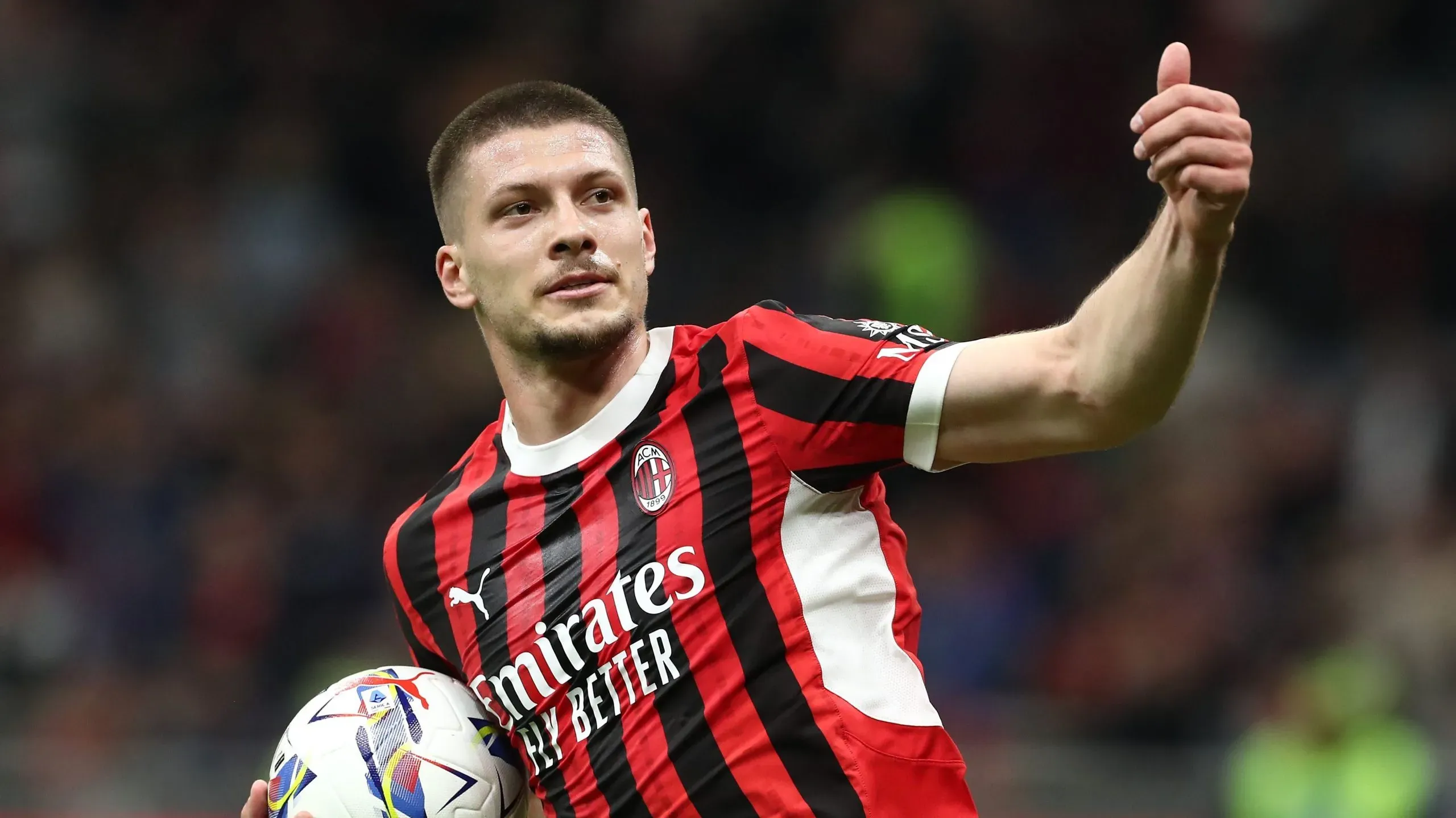 Nos últimos anos, o AC Milan tem acertado pouco nas contratações e Luka Jovic é só mais um exemplo dos ‘erros de casting’ do clube ‘rossonero’. Foto: Marco Luzzani/Getty Images