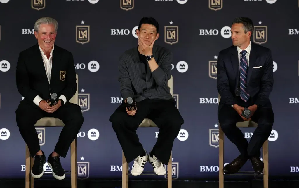 Son na apresentação oficial, juntamente com o dono do clube, Bennett Rosenthal (esquerda), e o diretor-geral, John Thorrington (direita). Foto: Kevork Djansezian/Getty Images.