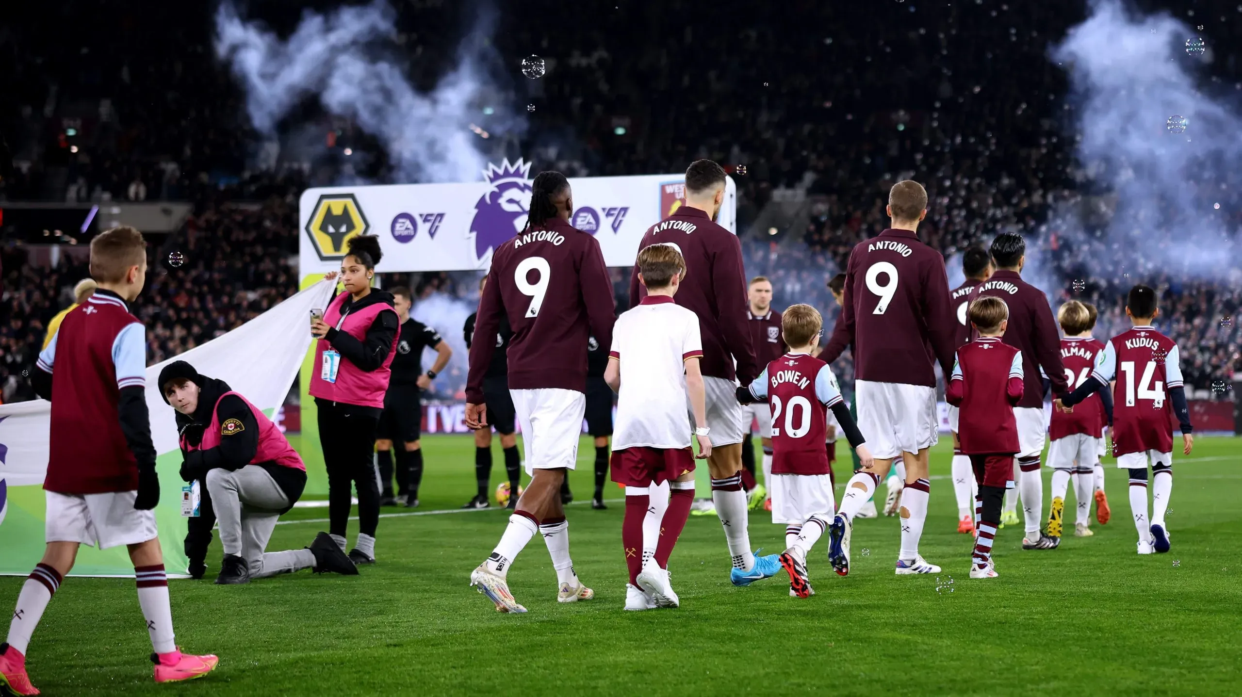 A 9 de dezembro do ano passado, com o Wolverhampton, após o grave acidente de viação, os jogadores do West Ham entraram em campo com a camisola de Michail Antonio, como forma de apoio ao goleador.Foto: Alex Pantling/Getty Images)