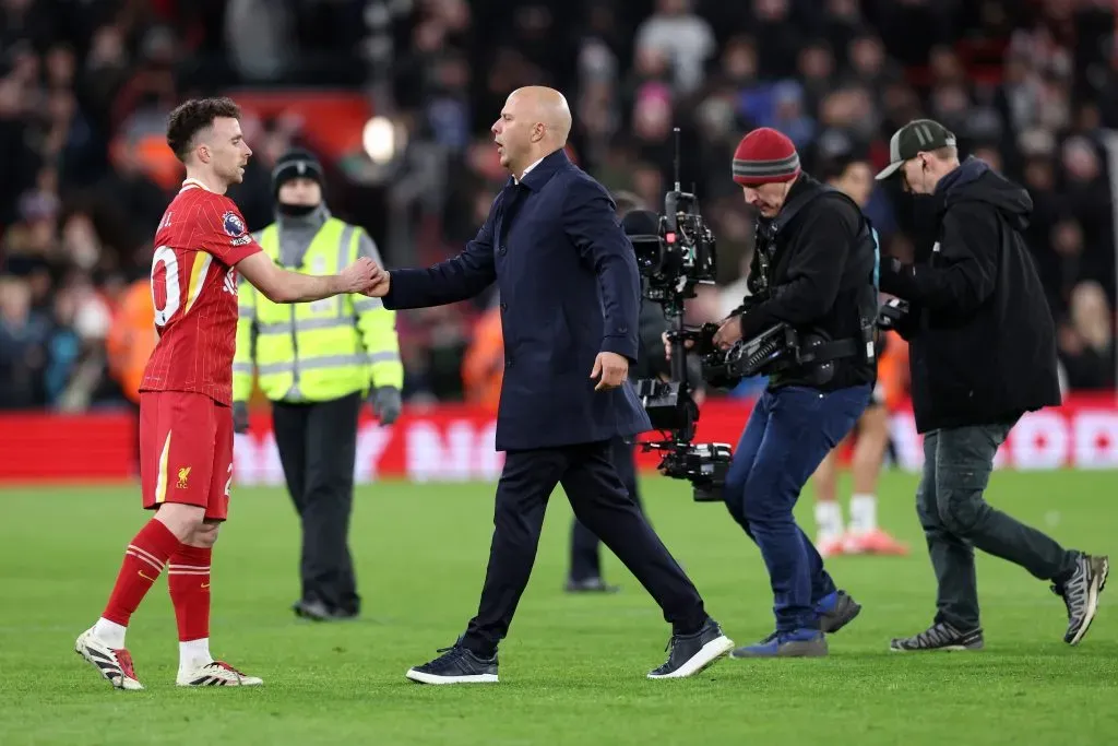Diogo Jota e Arne Slot a cumprimentarem-se. Foto: Alex Livesey/Getty Images.