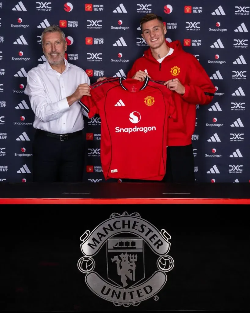 Jason Wilcox, diretor para o futebol, juntamente com Sesko na sua apresentação oficial como o novo reforço. Foto: Manchester United.