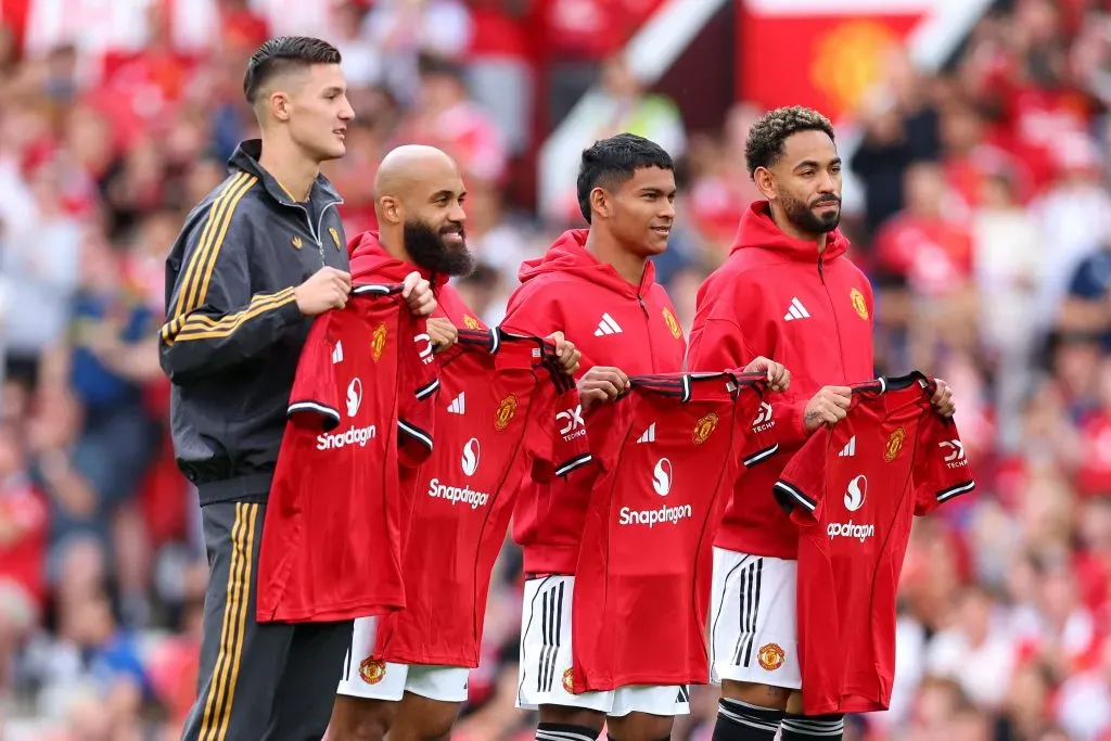 Sesko esteve no relvado de Old Trafford juntamente com as outras contratações do United neste mercado: Bryan Mbeumo, Diego Léon e Matheus Cunha, respetivamente. Foto: Molly Darlington/Getty Images.