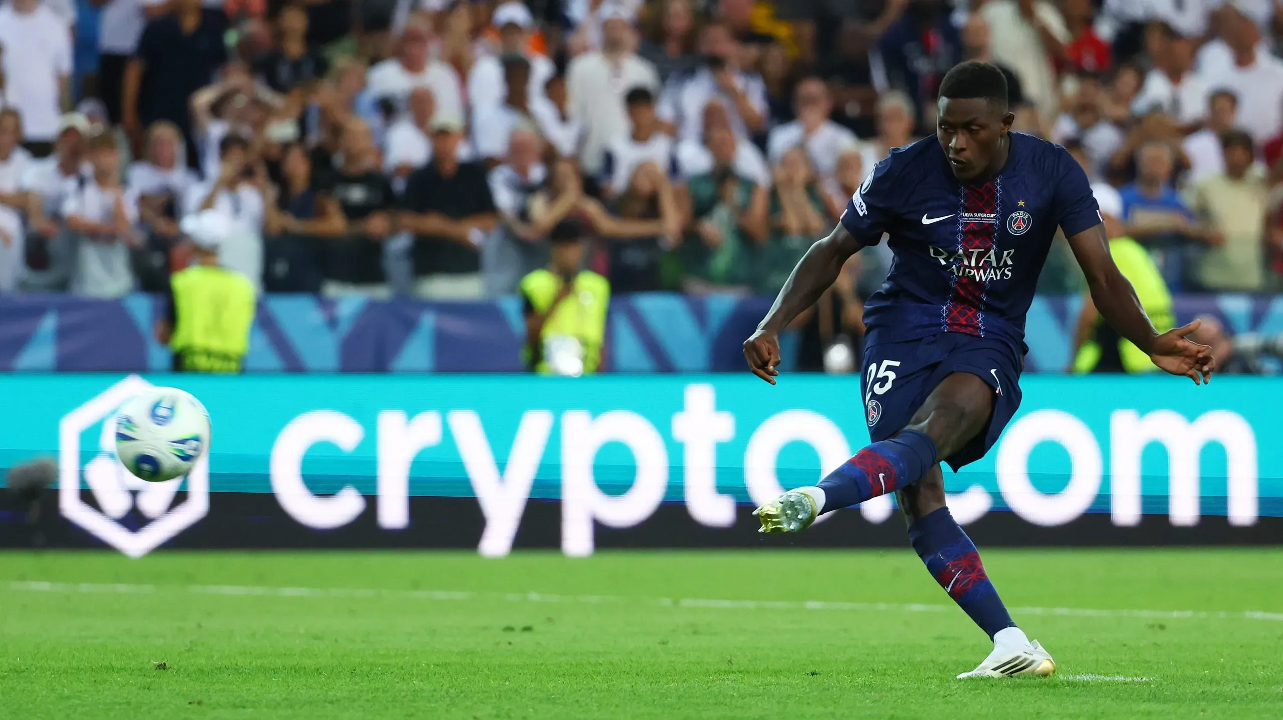 Nuno Mendes, provavelmente o melhor lateral-esquerdo do Mundo, em posição felina, a bater com sucesso o penálti decisivo. Foto: Francesco Scaccianoce/Getty Images