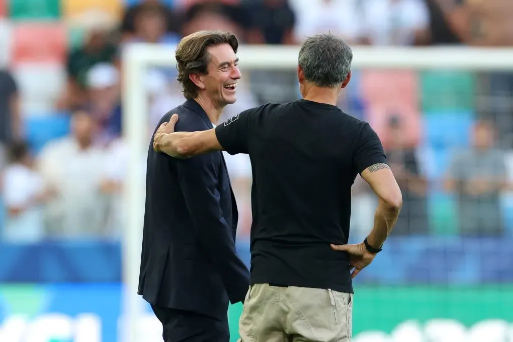 Thomas Franck e Luis Enrique, os treinadores de Tottenham e PSG, respetivamente, a conversarem de forma animada. Foto: Claudio Villa/Getty Images.