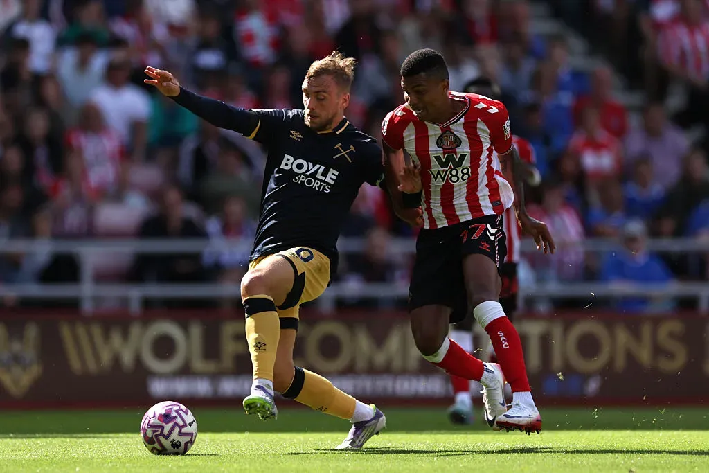 Reinildo Mandava contra o West Ham na Premier League. Foto: Getty Images
