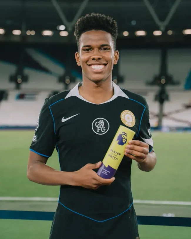 Estêvão recebeu o prémio de melhor jogador em campo. Foto: Chelsea FC.