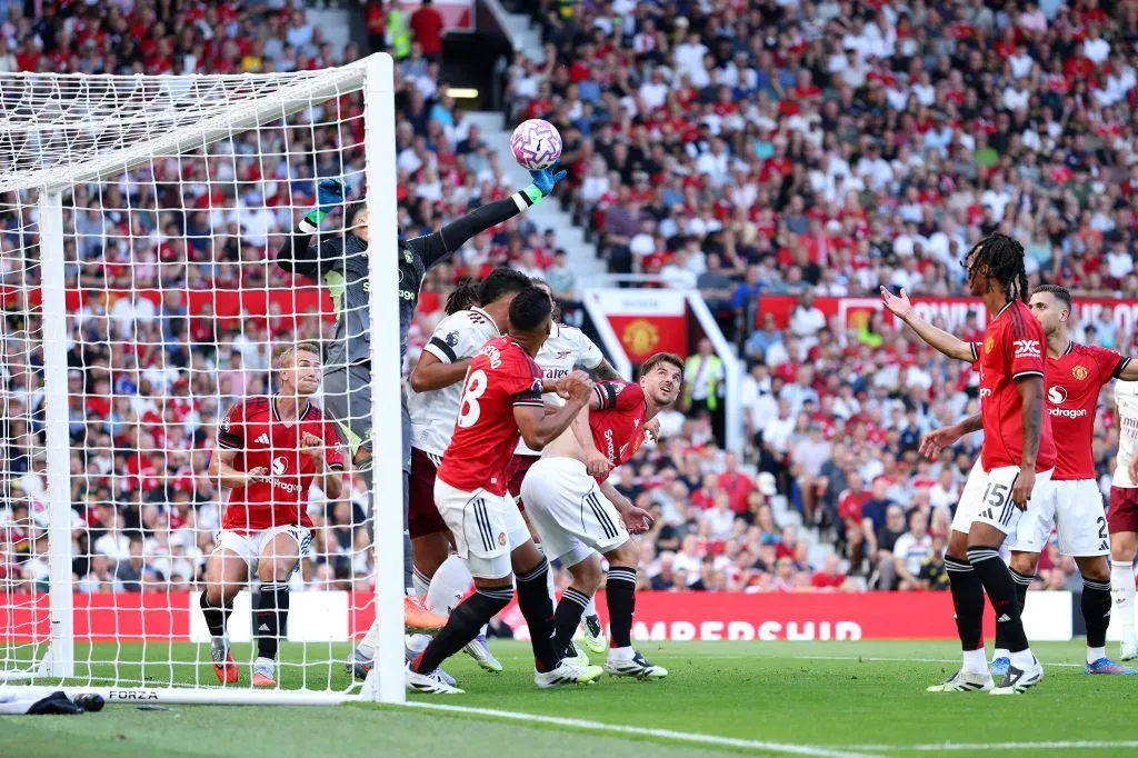 O momento em que Bayindir falha antes do golo do Arsenal contra o United. Foto: Michael Regan/Getty Images.