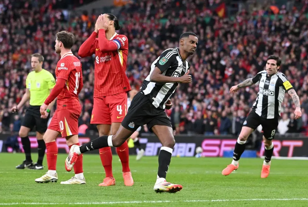 Isak a celebrar após marcar um golo ao Liverpool. Foto: Stu Forster/Getty Images.