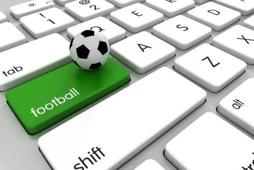 Imagem gráfica de teclado de laptop com bola de futebol 3d em cima de tecla verde em destaque onde está escrito