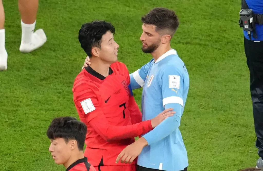 Son e Bentancur após Coreia do Sul x Uruguai, em 2022. Foto: Imago
