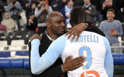 Vieira abraça Balotelli durante partida da Ligue 1, em 2019. Foto: Imago