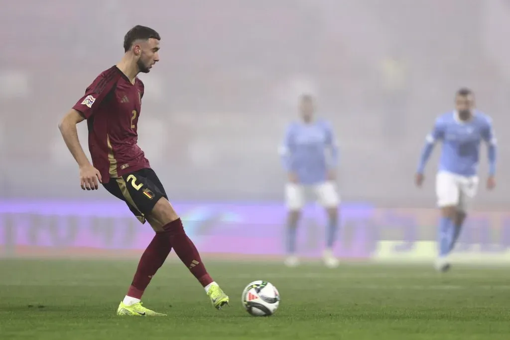 Zeno Debast lesionou-se durante o jogo com Israel. Foto: Imago