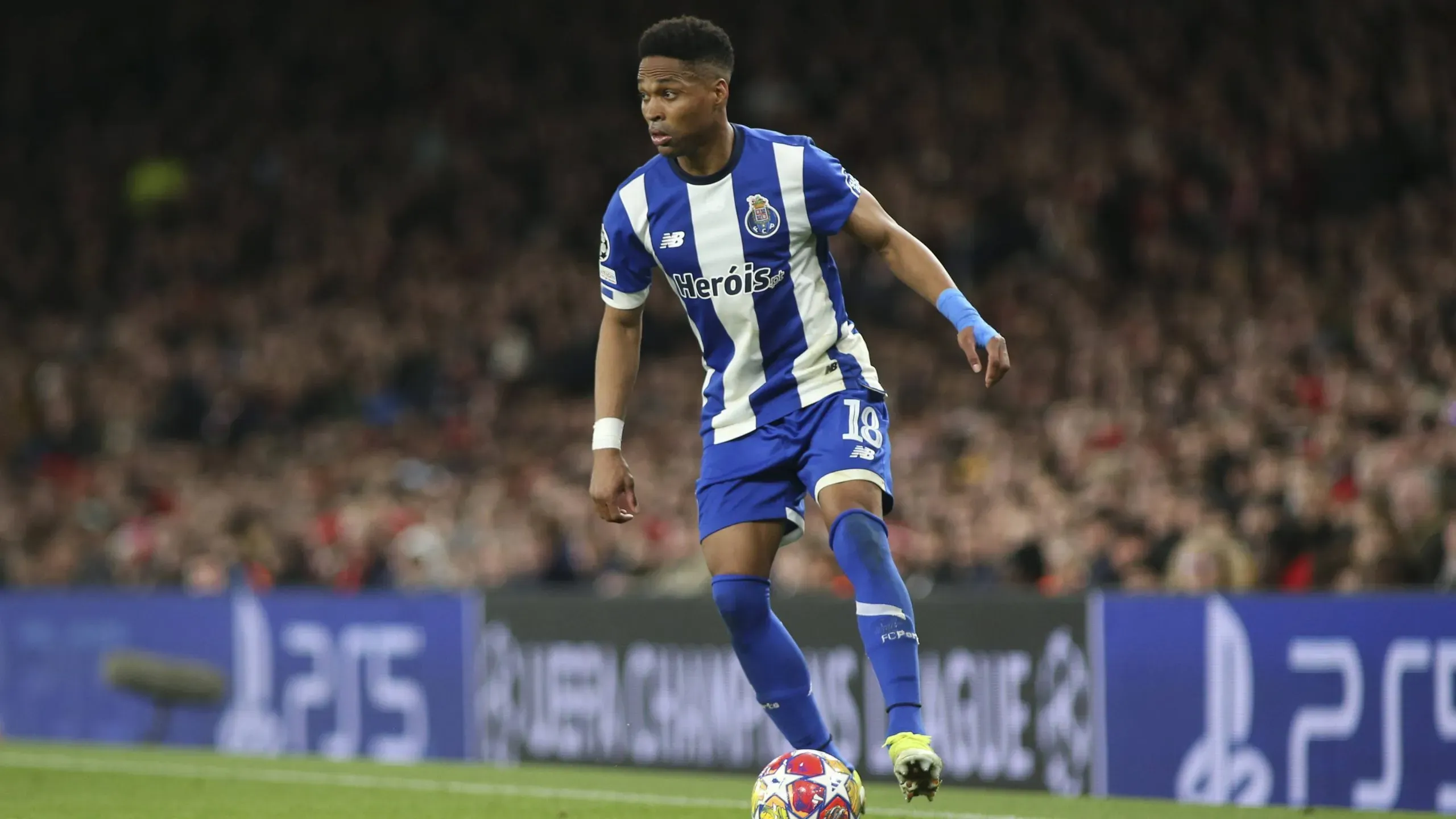 Wendell contra o Arsenal na última edição da Champions League. Foto: Imago