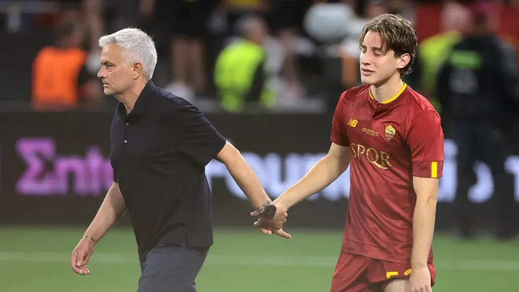 José Mourinho consolou Edoardo Bove após penálti falhado na final da Europa League, em 2022/2023.