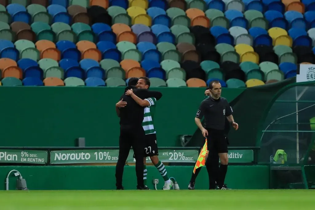 Um abraço entre os dois mais recentes treinadores do Sporting. Foto: Imago.