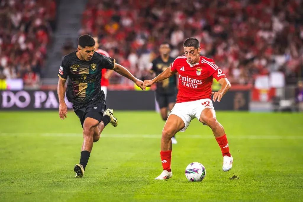 Danilo Veiga e Tiago Gouveia, do Benfica, a disputarem a bola. Foto: Imago.