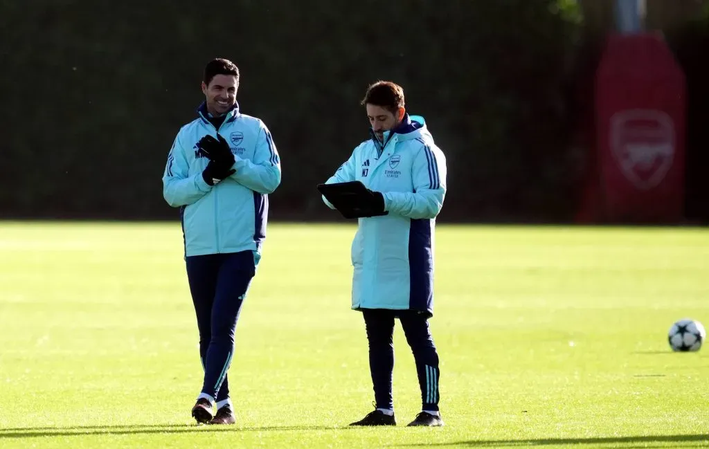 Mikel Arteta e Nicolas Jover, técnico de bolas paradas do Arsenal. Foto: Imago