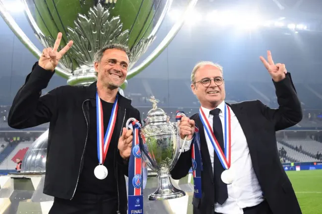 Luís Campos e Luís Enrique já tiveram uma relação melhor, segundo a imprensa. Foto: Imago.
