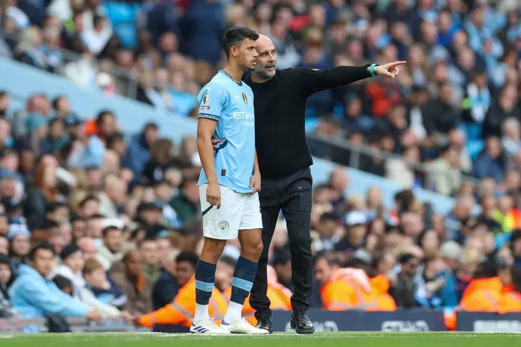 Guardiola a dar indicações ao português Matheus Nunes. Foto: Imago.