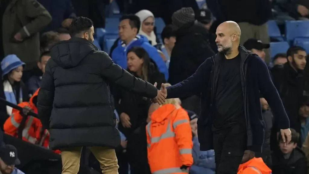 Ruben Amorim e Pep Guardiola cumprimenta-se após o final do jogo entre Manchester City e Manchester United.