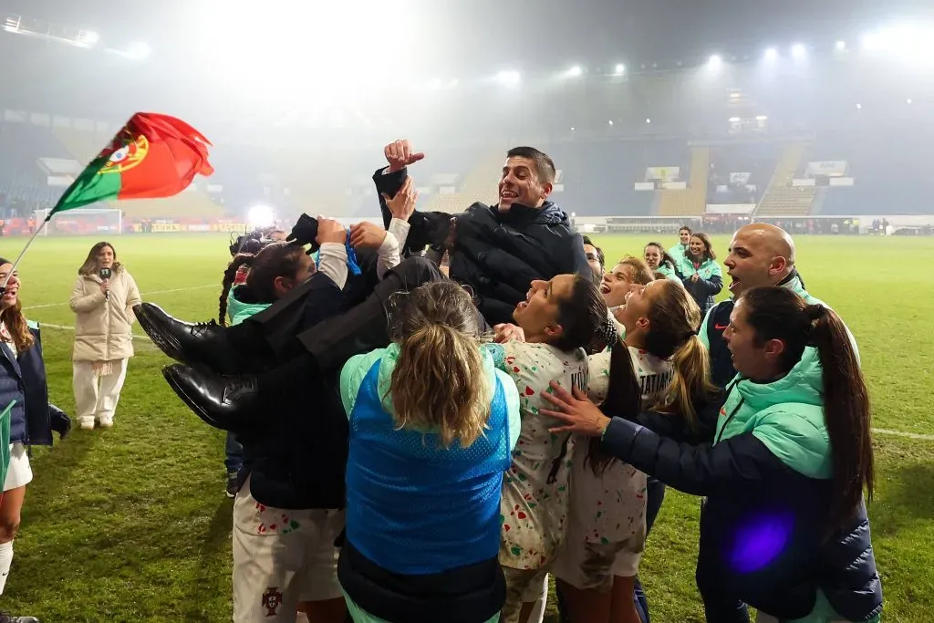 A seleção feminina portuguesa a festejar o apuramento para o Europeu-2025. Foto: Imago.