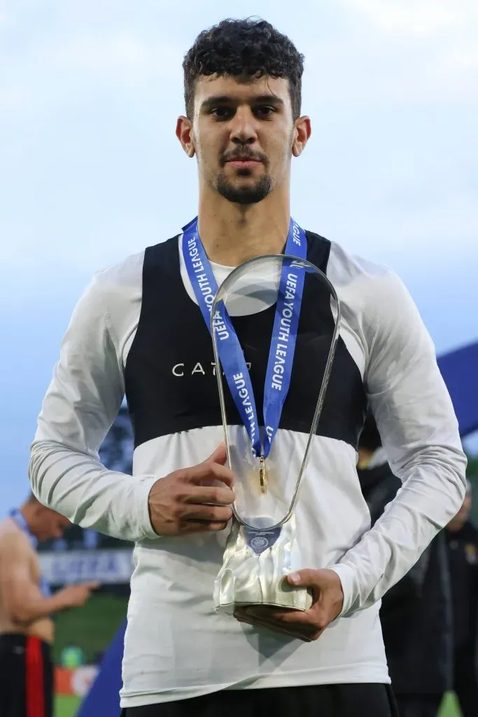 Tomás Araújo a segurar no troféu da UEFA Youth League. Foto: Imago.