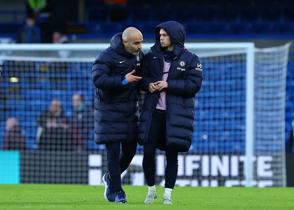 O treinador Enzo Maresca a falar com Mykhaylo Mudryk, após um jogo. Foto: Imago.