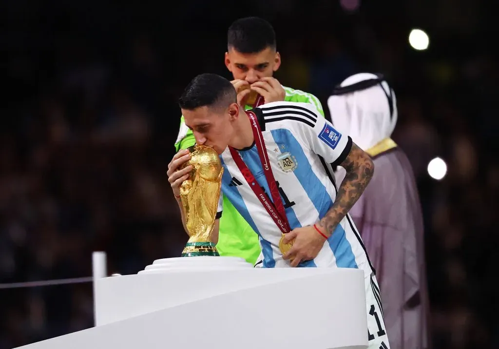 Di María a beijar o troféu de campeão do mundo, em 2022. Foto: Imago.