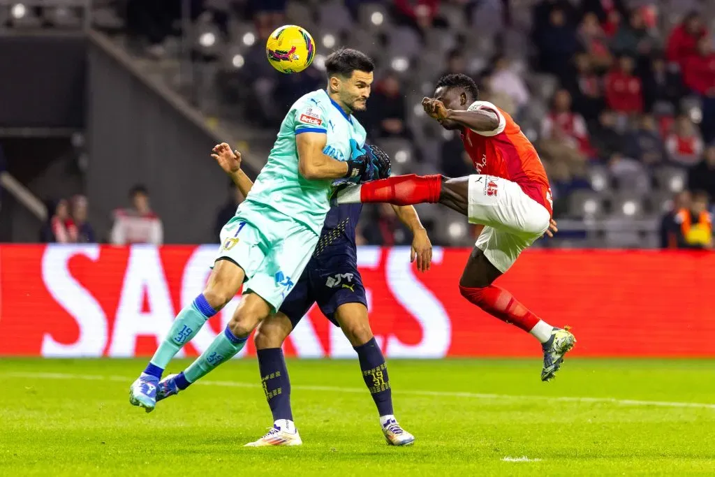 Zlobin choca-se com Roger Fernandes. Foto: Imago