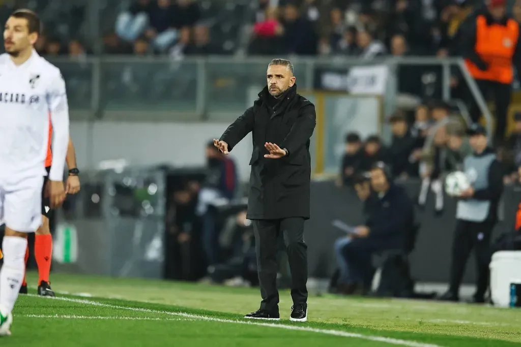 Rui Borges a dar indicações aos seus jogadores, durante o jogo contra a Fiorentina. Foto: Imago.