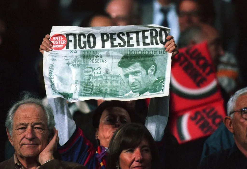 Adepto segura faixa com ofensa a Figo no Camp Nou, em 2000. Foto: Imago