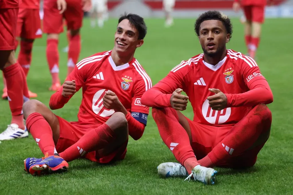 João Rego e Gustavo Varela a comemorarem um golo do Benfica na Youth League. Foto: Imago.
