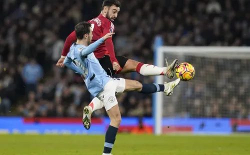 Bernardo Silva a disputar uma bola com o colega de seleção Bruno Fernandes. Foto: Imago.