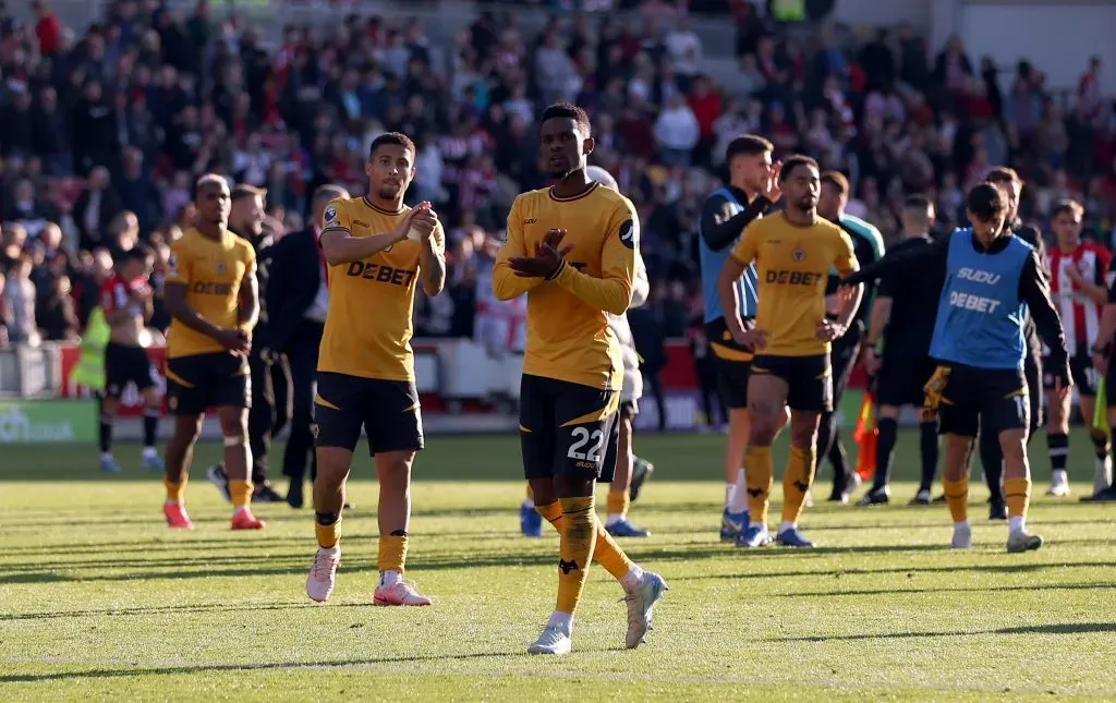 Nélson Semedo e os colegas a agradecerem aos adeptos. Foto: Imago.