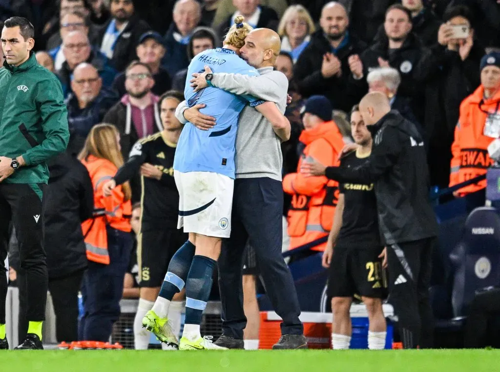 Guardiola e Haaland a trocarem um abraço entre eles. Foto: Imago.