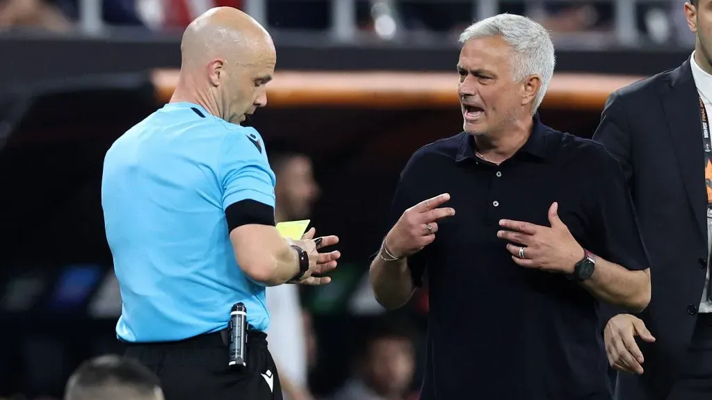 José Mourinho voltou a criticar o árbitro Anthony Taylor. Foto: Imago.