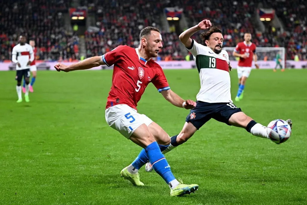 Mário Rui a tentar cortar uma bola com a camisola de Portugal. Foto: Getty Images.